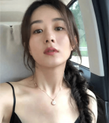 37岁赵丽颖和闺蜜豪宅穿蓝色条纹衫搭牛仔裤低调